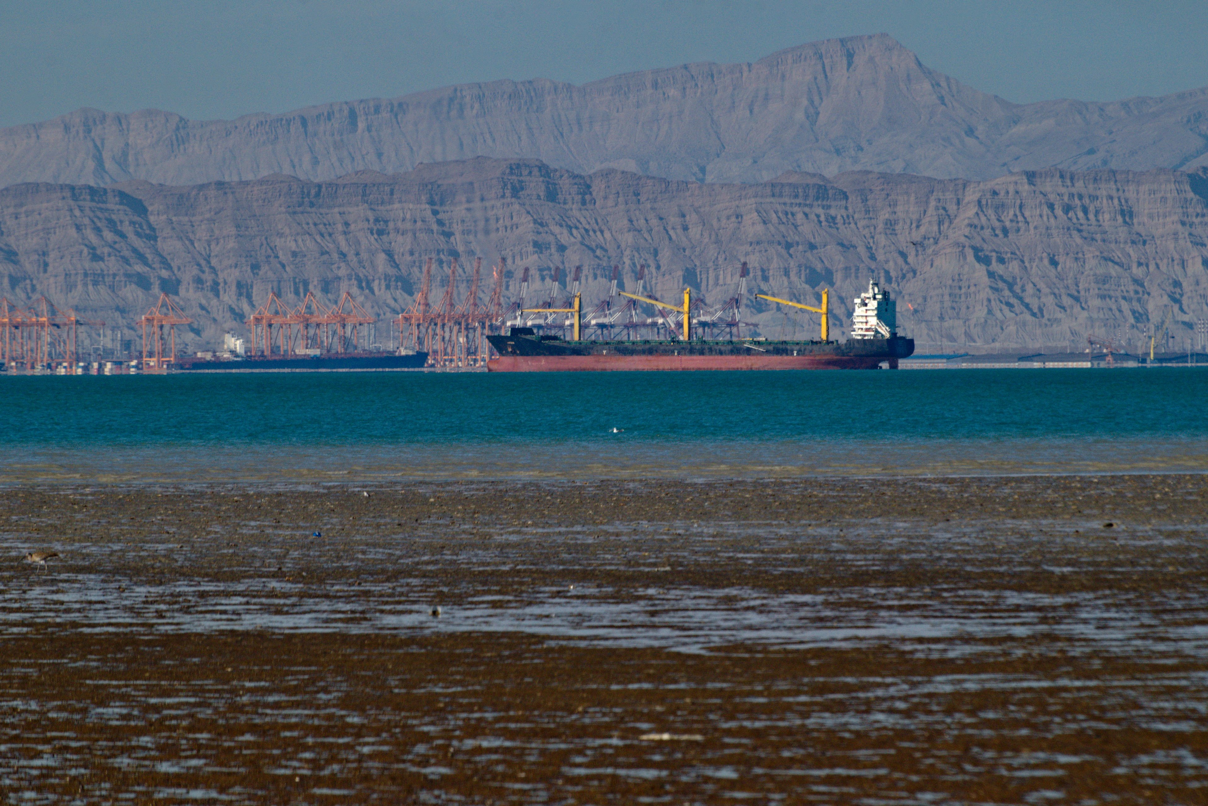Irã não bloqueará o Estreito de Ormuz, diz embaixador do país após ameaça de líder supremo