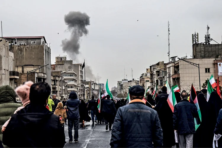 Irã promete vingança e guerra atinge embaixada dos EUA no 19º dia