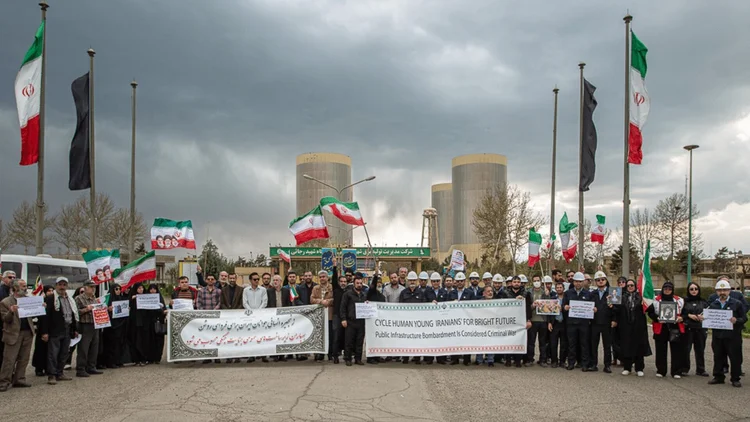 Iranianos formam corrente humana em usina após ameaças de Trump