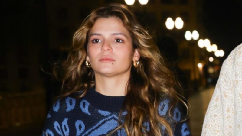 Irmã de Bruna Marquezine corta camiseta e exibe sutiã em evento: ‘Afff’