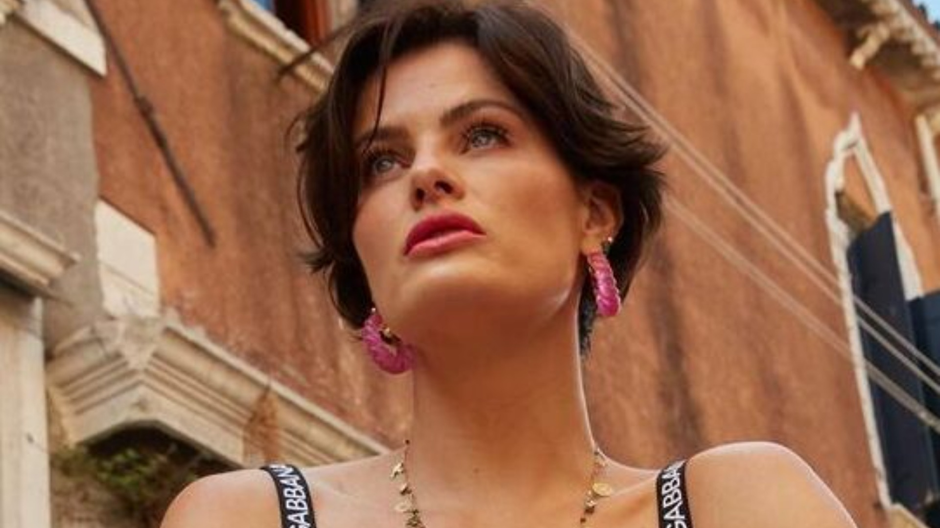 Isabeli Fontana surpreende ao pedir refeição gourmet para cães em hotel de luxo