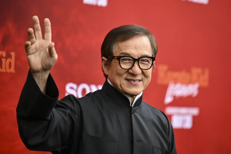 Jackie Chan vai doar fortuna de R$ 2,1 bilhões e deixar filho sem herança