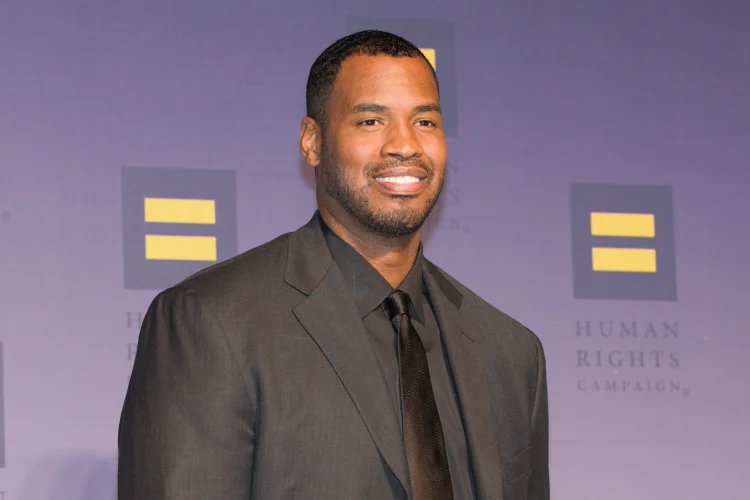 Jason Collins, 1º jogador assumidamente gay da NBA, morre aos 47 anos