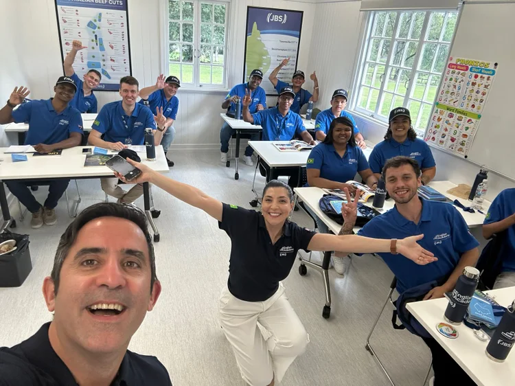 JBS cria escola de inglês na Austrália para acelerar carreira internacional de brasileiros