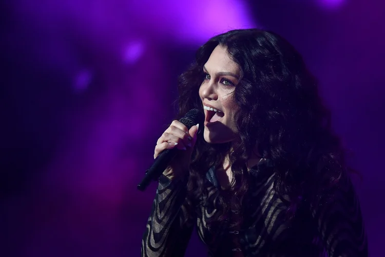 Jessie J anuncia que está livre do câncer de mama: 'Chorei por horas'