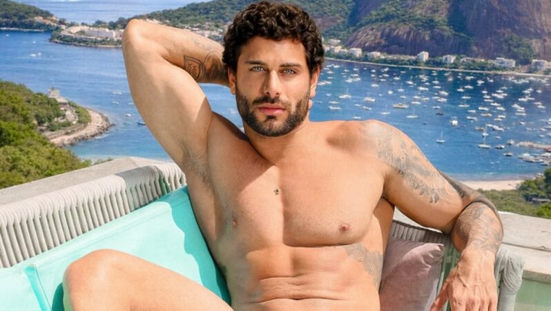 Jesus Luz posa de sunga com a perna aberta e ‘pacotão’ endoida a web: ‘Pomba e os ovos’