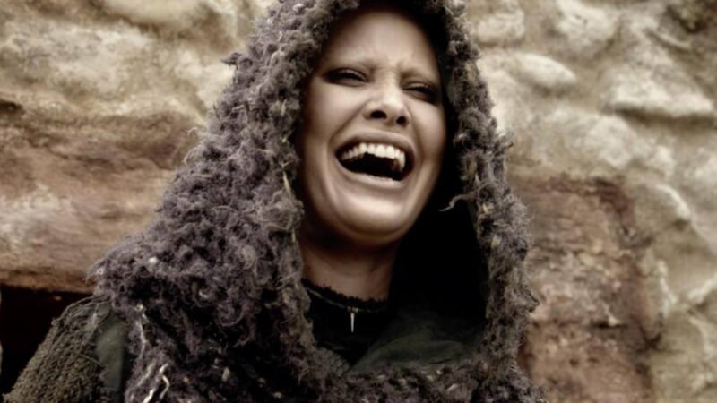 ‘Jesus’: Satanás se satisfaz ao ver casa de Maria e José pegando fogo