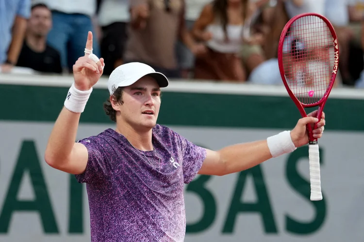João Fonseca vence croata e vai enfrentar Djokovic na 3ª rodada de Roland Garros