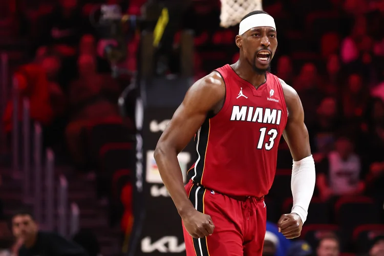 Jogador supera Kobe Bryant e bate recorde de pontuação na NBA