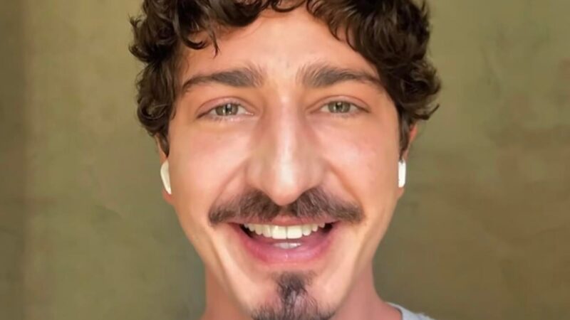 Johnny Massaro surge em clima de romance com namorado; veja quem é!