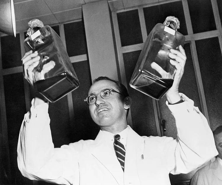 Jonas Salk: o cientista que criou a vacina da pólio e abriu mão da fortuna