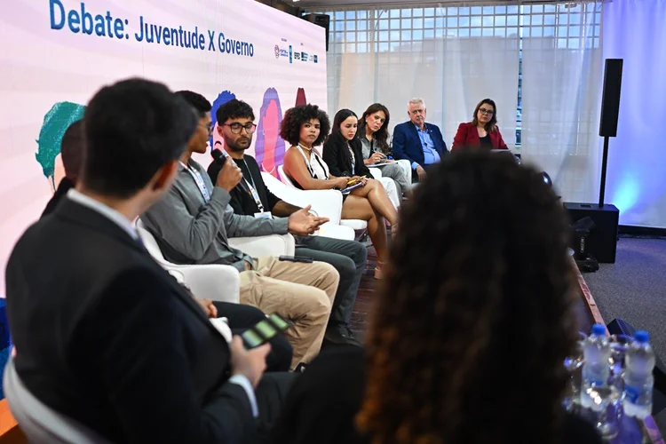Jovens latino-americanos defendem mais espaço na política em fórum em Brasília