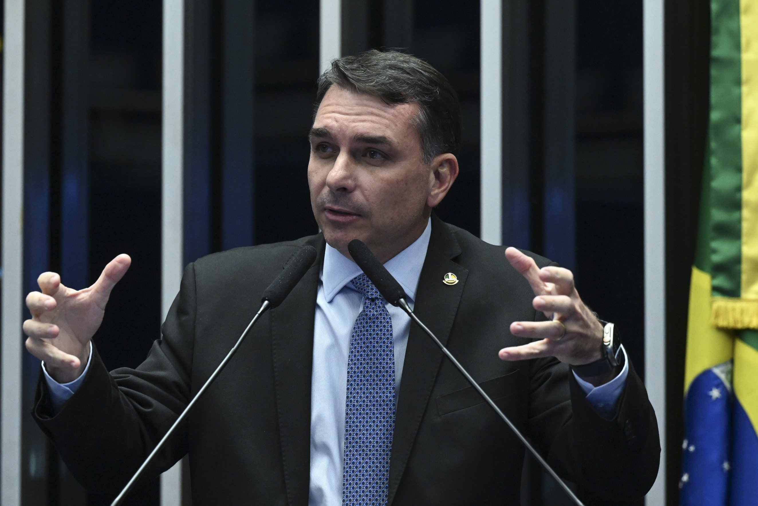 Justiça suspende remoção de post de Flávio contra o PT