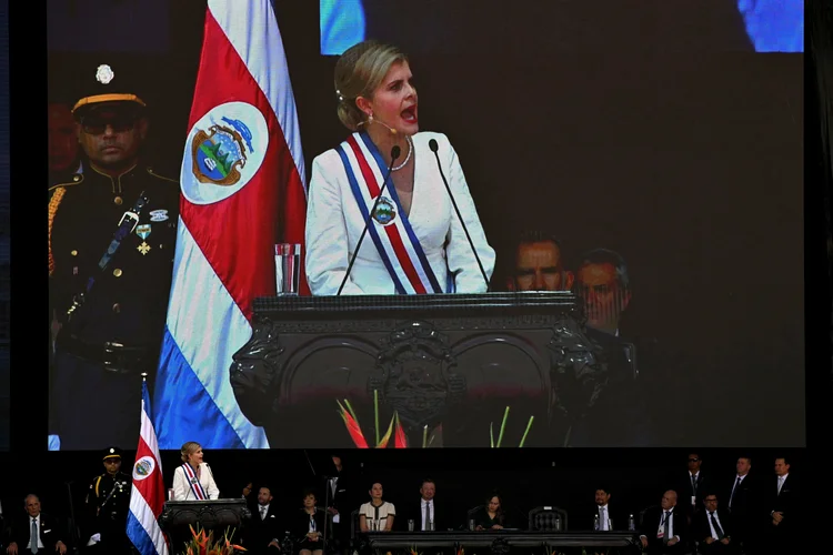 Laura Fernández toma posse como presidente da Costa Rica