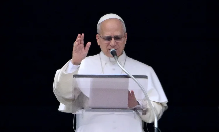 Leão XIV retoma tradição de carregar a cruz na Via Sacra no Coliseu