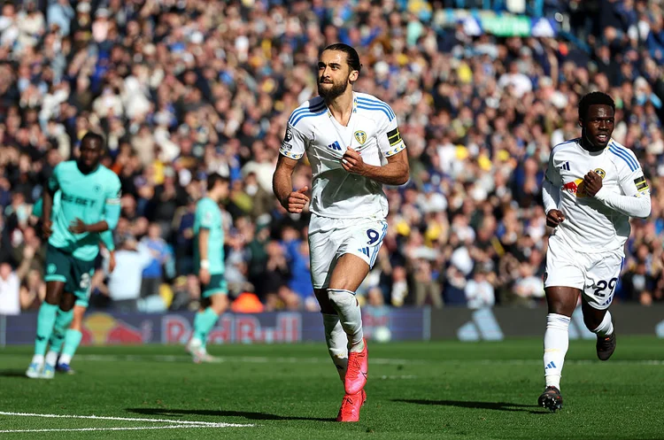 Leeds vence Wolverhampton de virada e mantém rival na lanterna da Premier League
