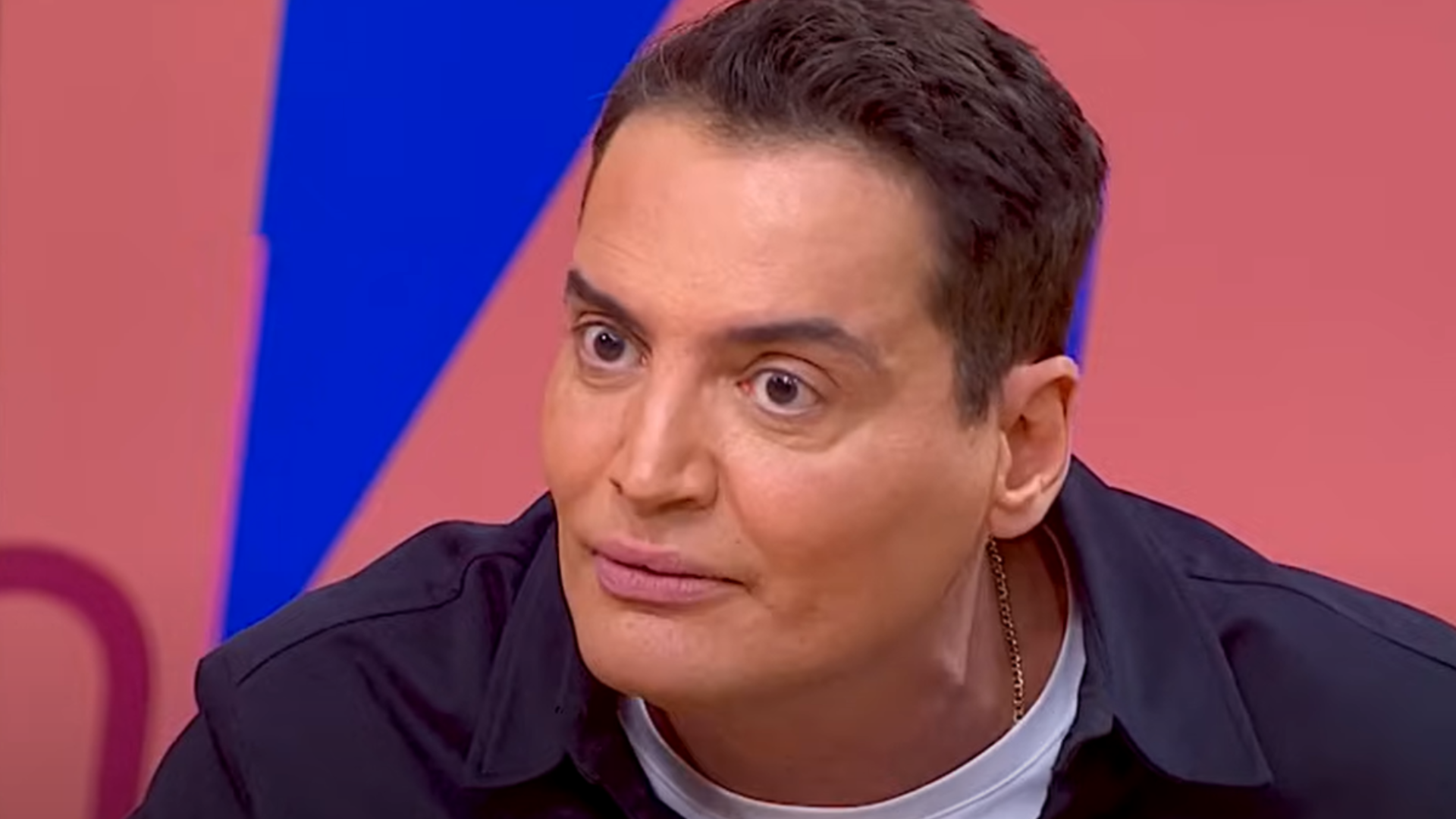 Léo Dias surge sem camisa e divide comentários na web: ‘Não serve…’