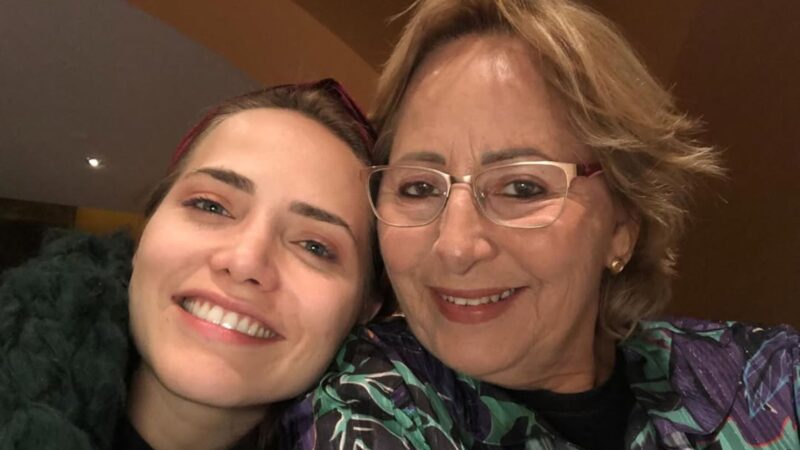 Leticia Colin exibe fotos raras com a mãe e brinca sobre semelhança inusitada: ‘Igual’