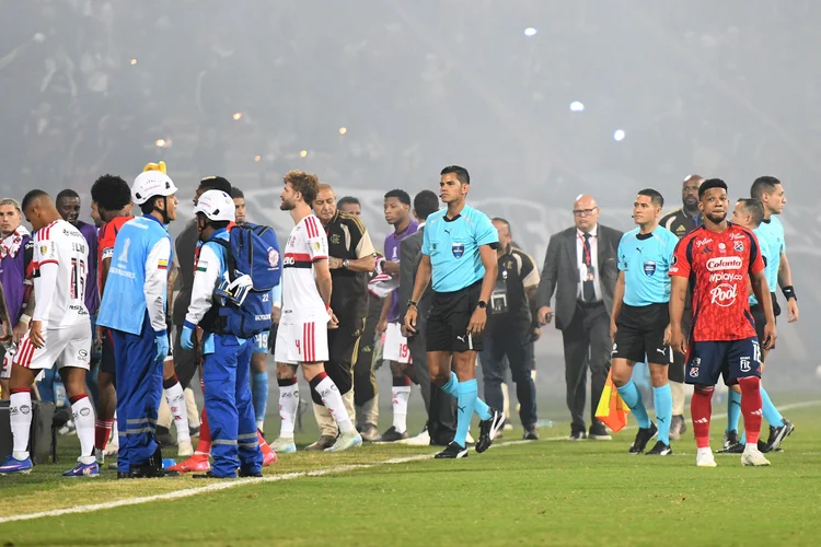 Libertadores: jogo do Flamengo ontem é cancelado após invasão de torcida; veja vídeos
