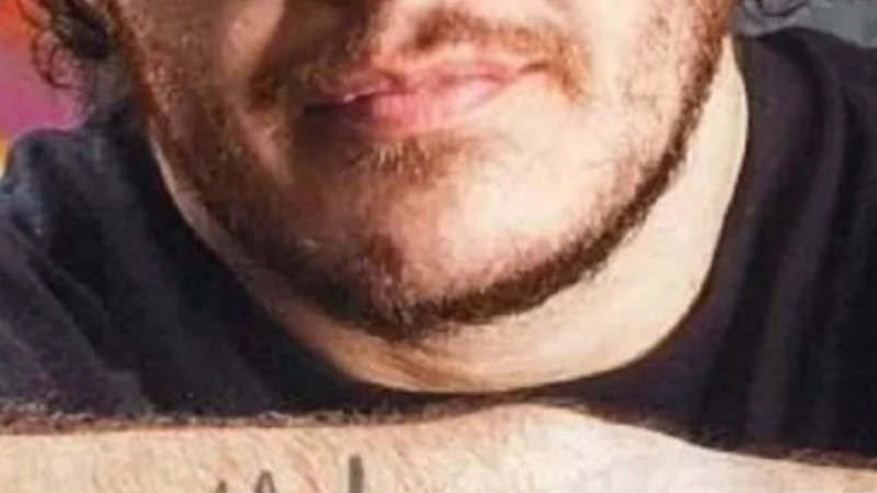 Líder de banda de rock foi encontrado morto no chão do seu apartamento aos 42 anos