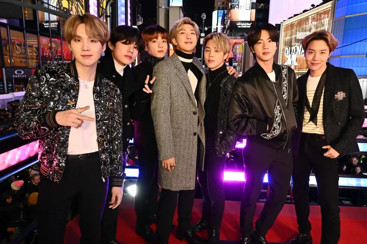 Líder do BTS se machuca antes de show de retorno na Netflix