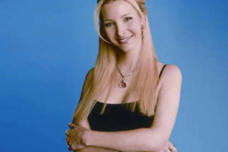 Lisa Kudrow diz que era ignorada em 'Friends': 'A sexta amiga'