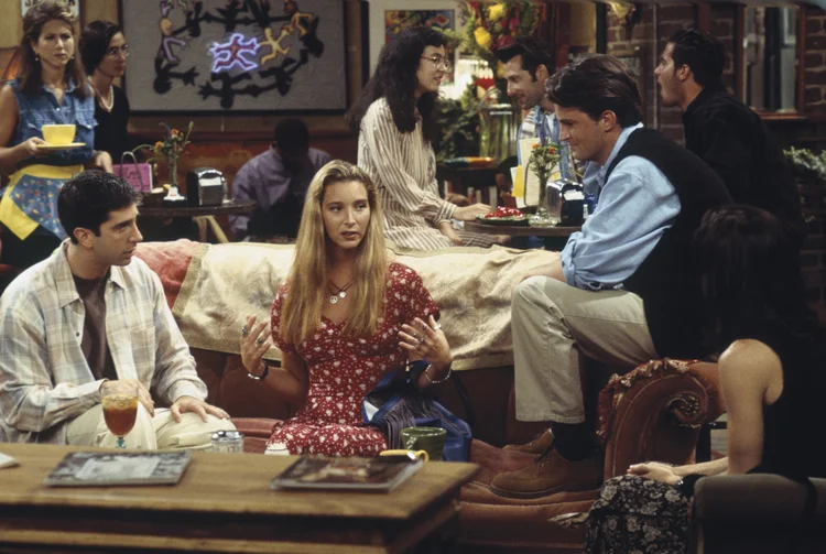Lisa Kudrow expõe fortuna de 'Friends' e irrita elenco da série
