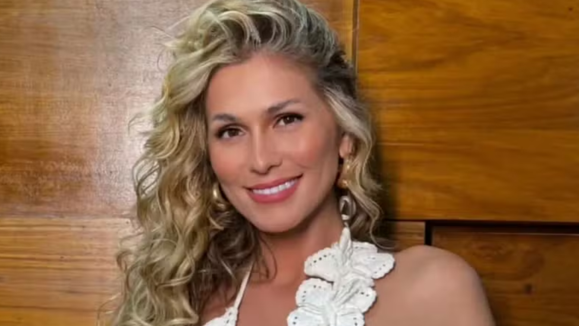 Lívia Andrade exibe shape sem academia em fantasia ousada: ‘Pára…’