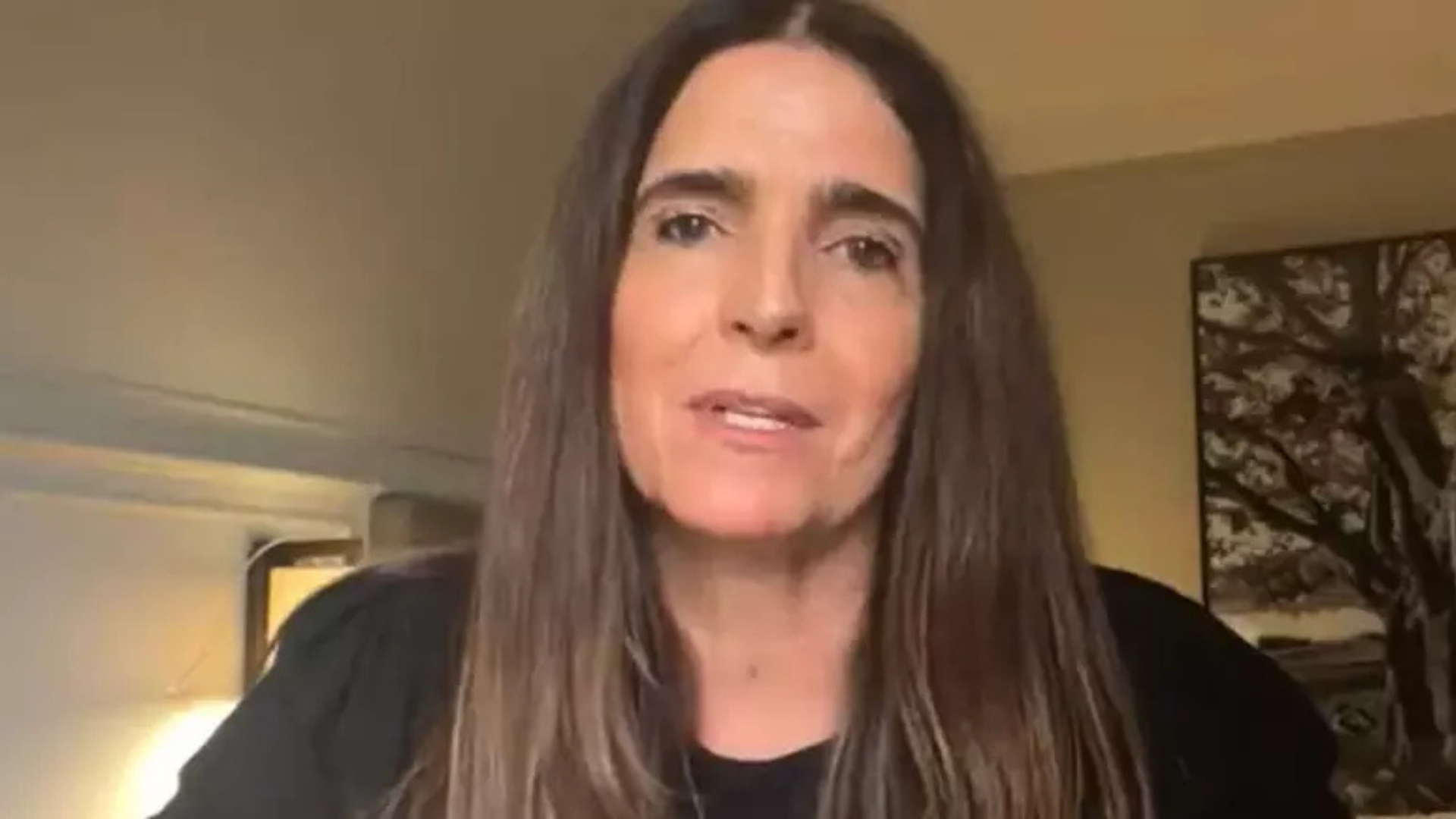 Longe da mídia, Malu Mader surge diferente em show do marido: ‘Nossa…’