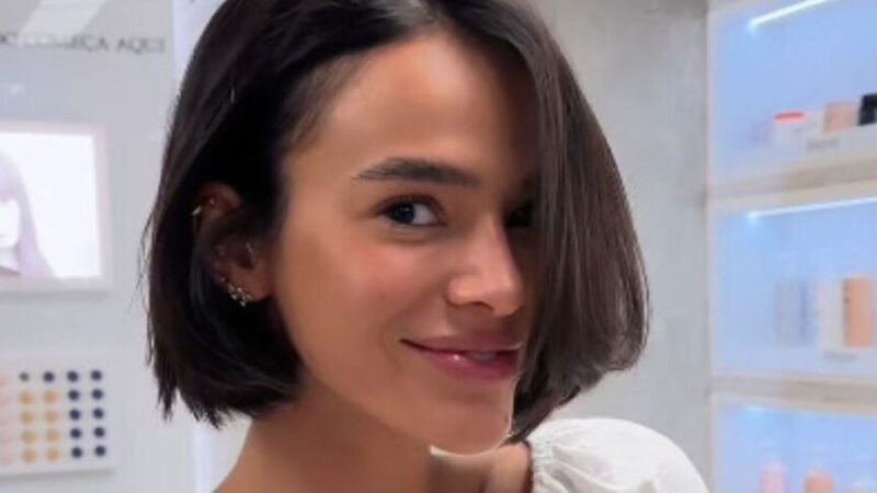 Look de Bruna Marquezine para ida à igreja chama atenção nos EUA: ‘Pegou da avó’