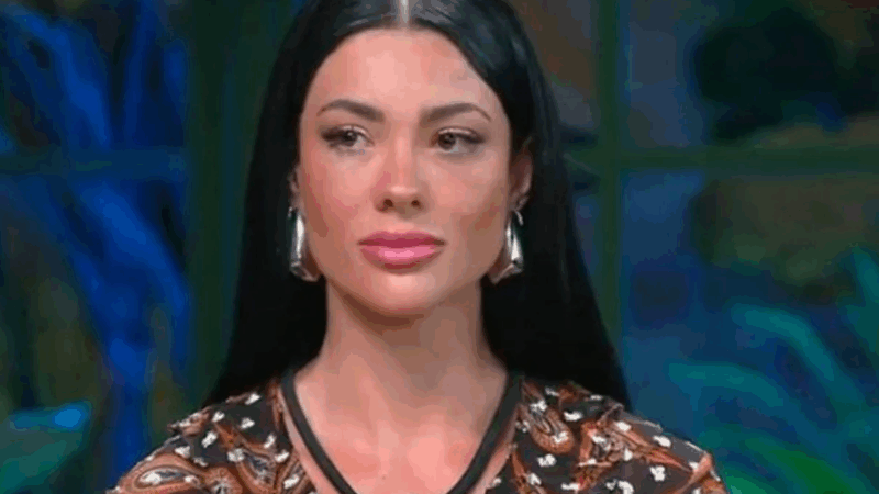 Look errado? Rayanne prestigia a Semana de Moda de Milão e web aponta: ‘Calça legging?’