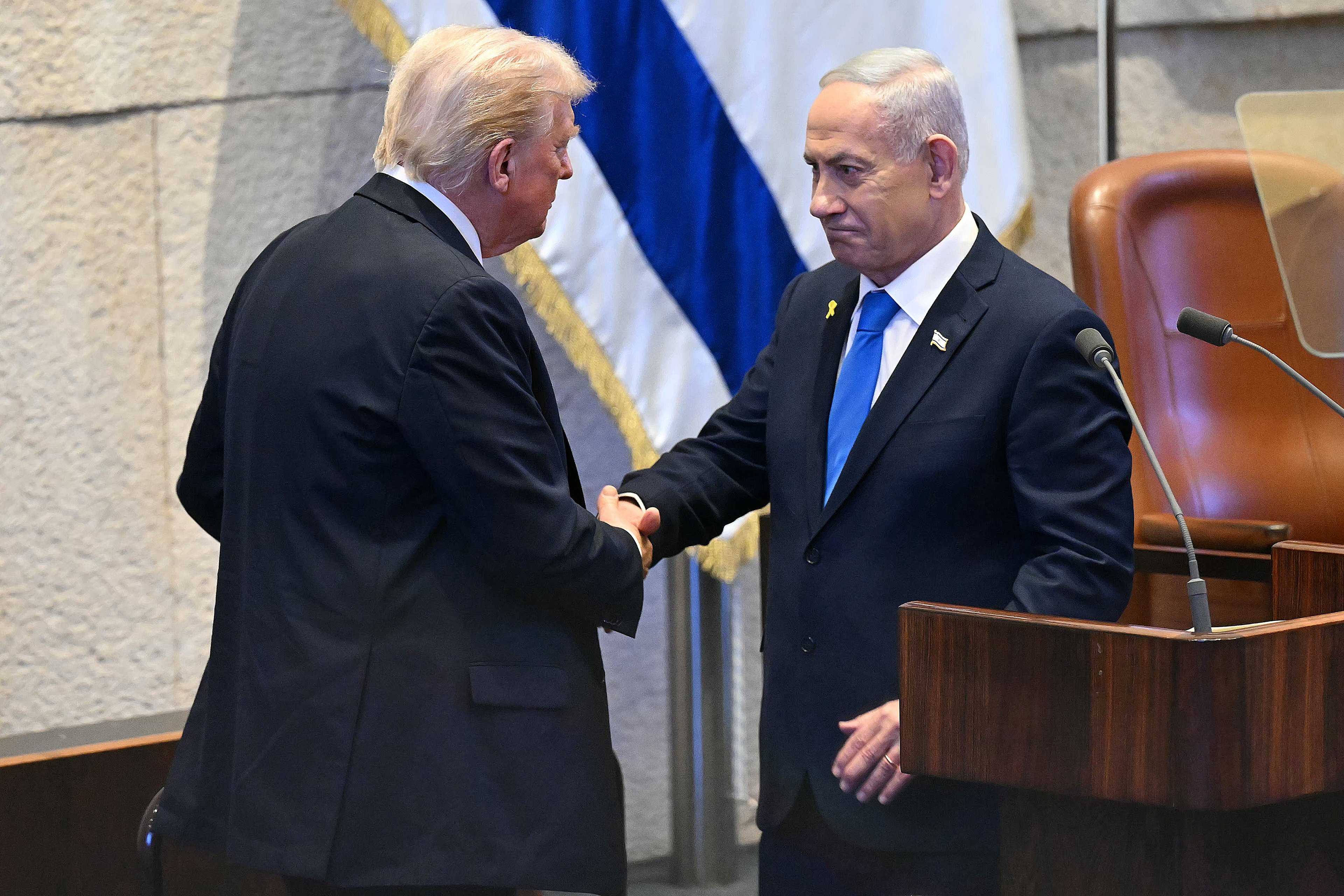 'Louco demais', diz Trump a Netanyahu em conversa telefônica