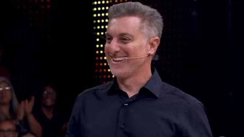 Luciano Huck passa vergonha ao fazer pudim e recebe ‘bronca’ de jogador