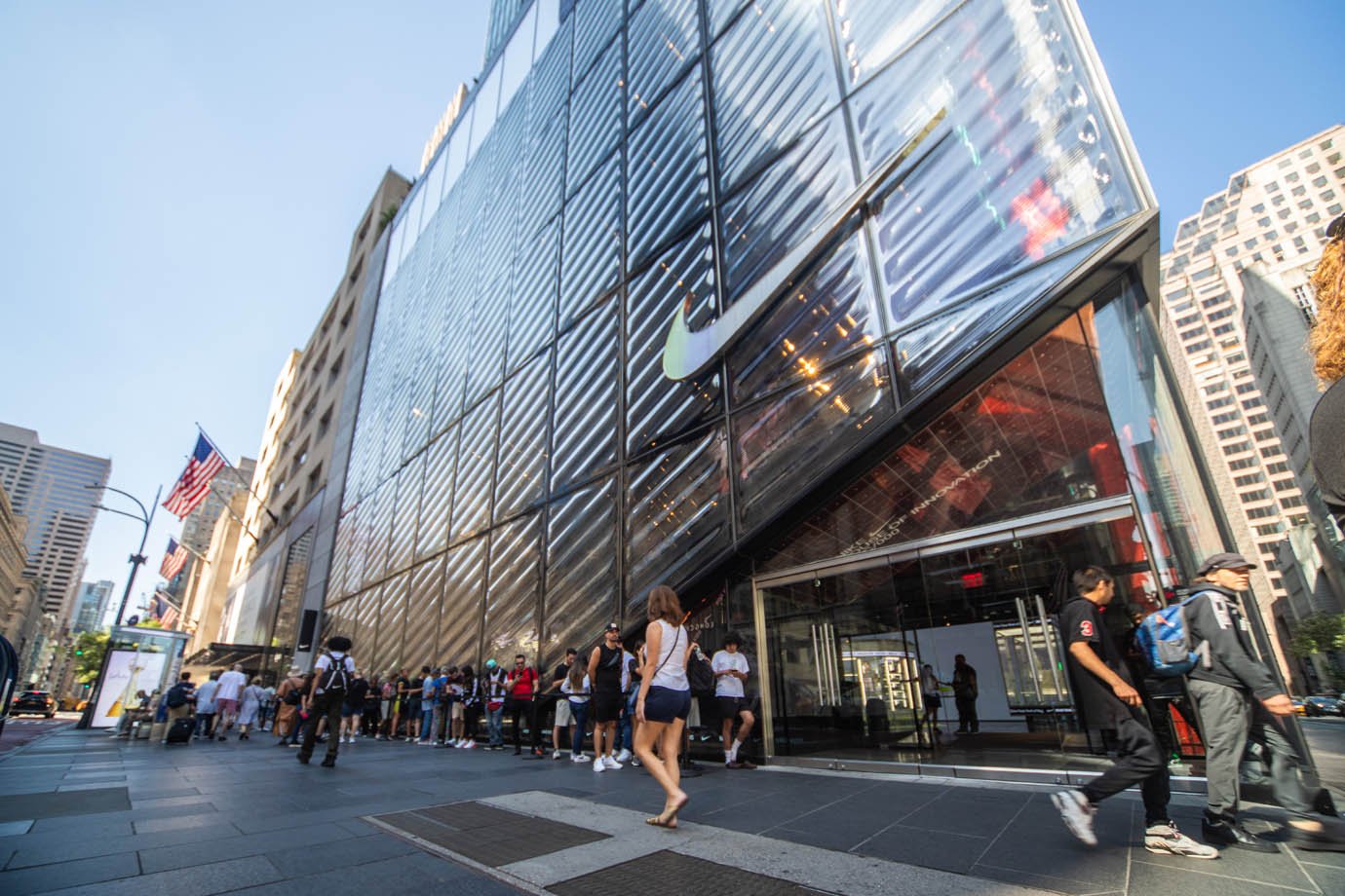 Lucro da Nike cai 35% no trimestre, para US$ 520 milhões, diante da alta das tarifas