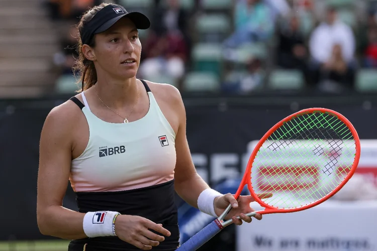 Luisa Stefani estreia com vitória em Roland Garros; brasileiros caem nas duplas