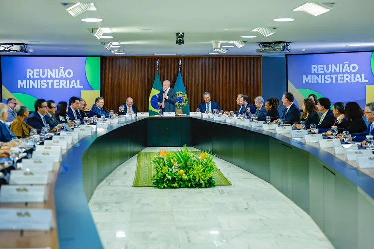 Lula anuncia que 18 ministros deixarão governo para disputar as eleições