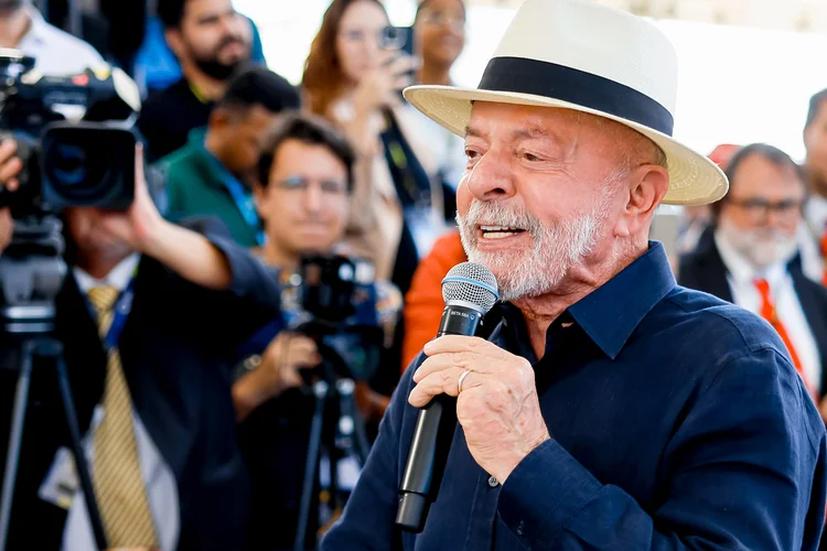 Lula chama Flávio Bolsonaro de 'imbecil' e o acusa de ter pedido a Trump sanções ao Brasil