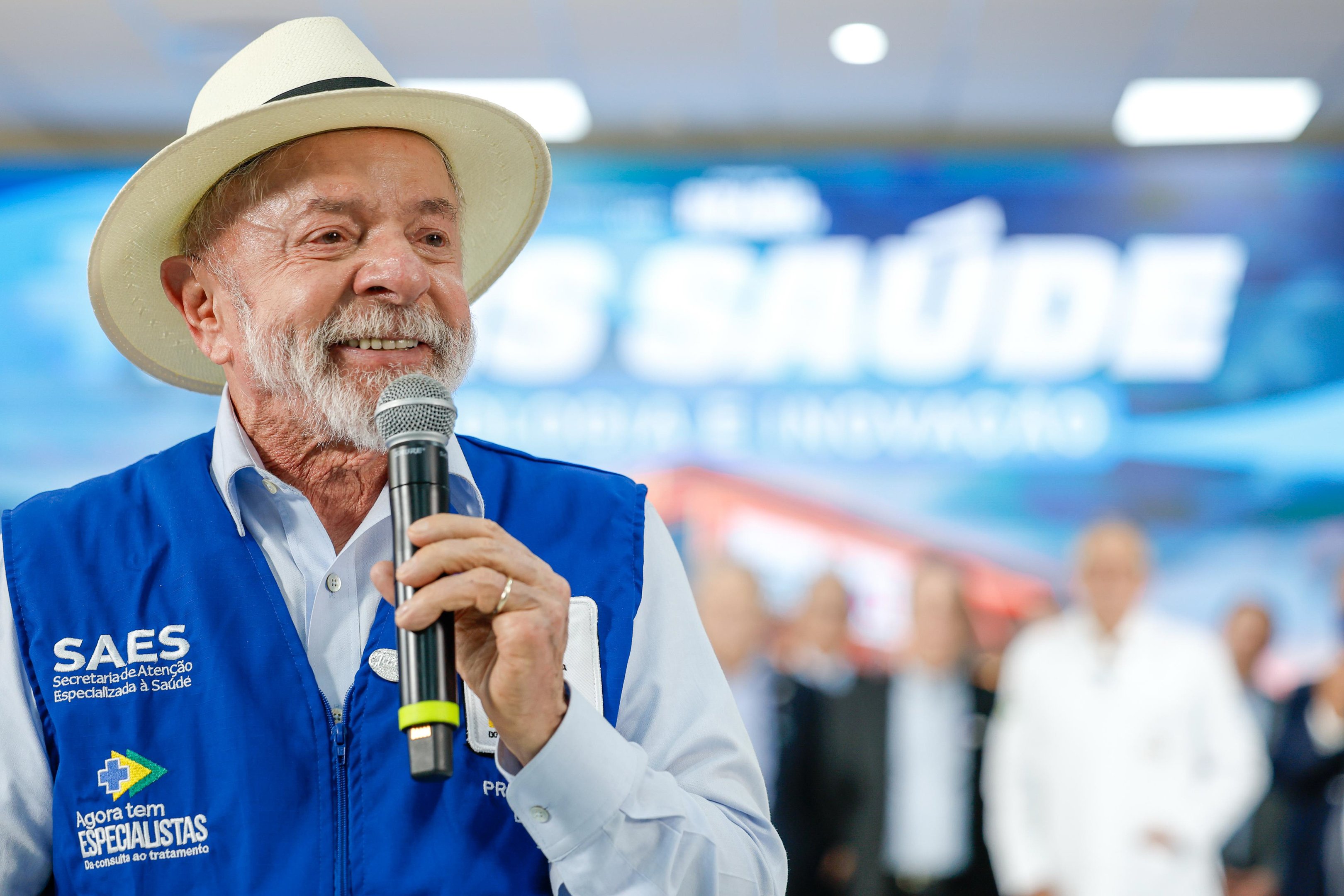 Lula critica relação de Flávio Bolsonaro com dono do Master: 'Aqui não tem dinheiro do Vorcaro'