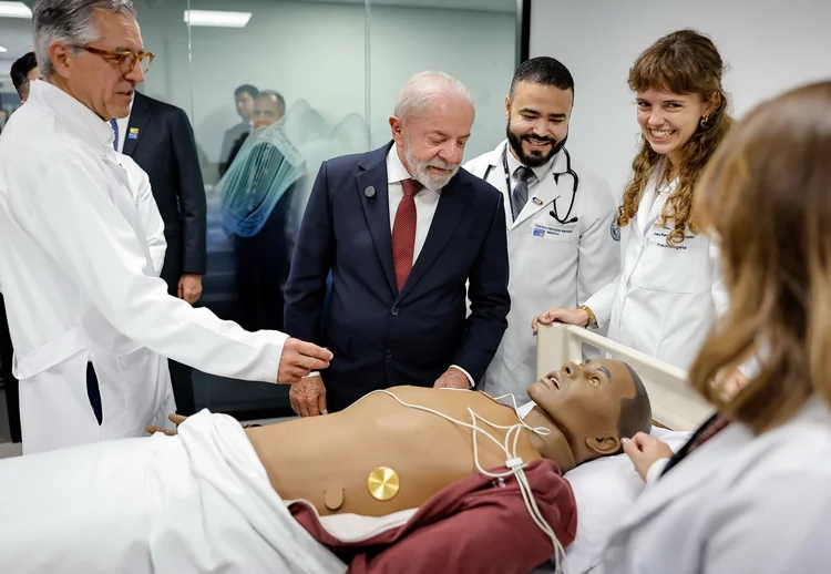 Lula sanciona projeto que prevê acesso a terapias avançadas contra o câncer no SUS; veja o que muda