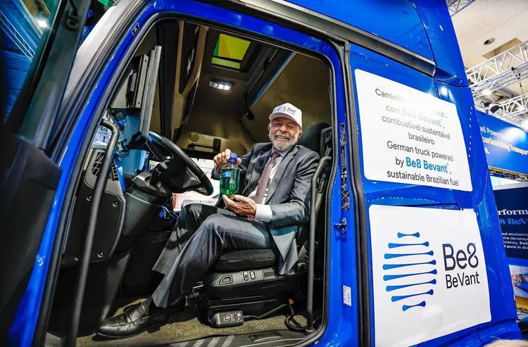 Lula sobe em carro voador e em caminhão em feira na Alemanha