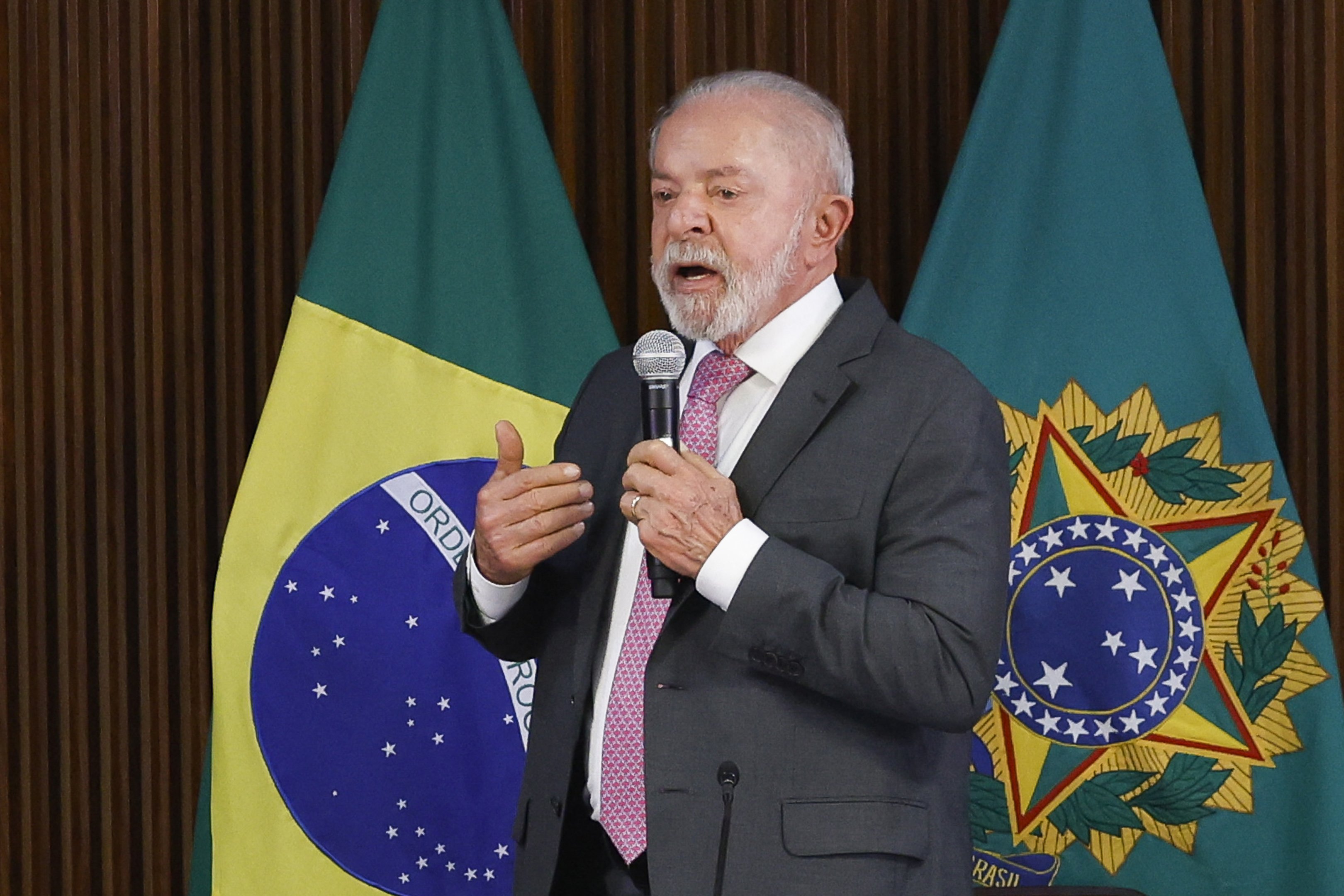 Lula vai anular leilão da Petrobras e diz que gás de cozinha não vai subir