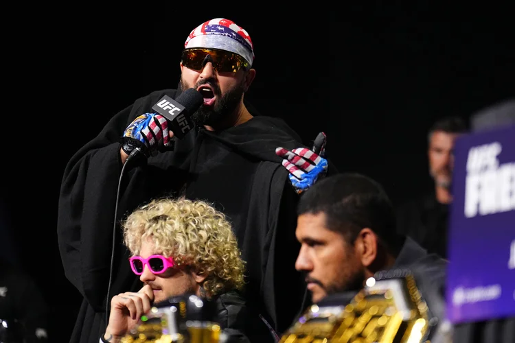 Lutador causa confusão e é retirado do palco do 'UFC de Trump'