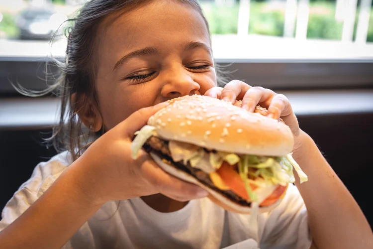 Má alimentação infantil pode alterar o cérebro por toda a vida, diz estudo
