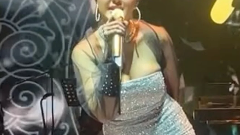 Machucou? Cantora tenta pular no meio da plateia e acaba caindo no chão