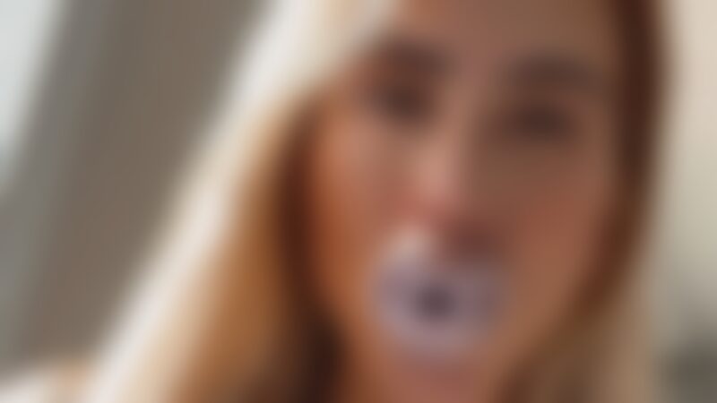 Mãe de cinco, influenciadora famosa choca ao revelar uso de chupeta para ansiedade