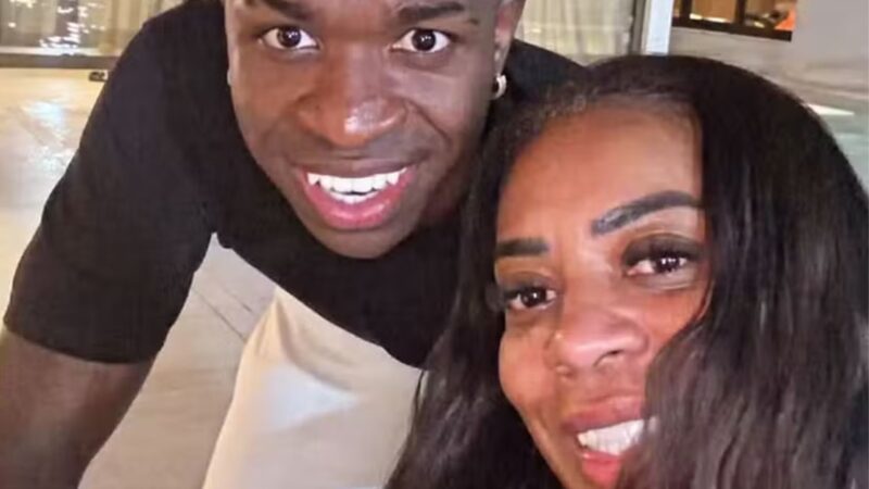 Mãe de Vini Jr. quebra o silêncio e exalta filho após rumores de proibição; entenda