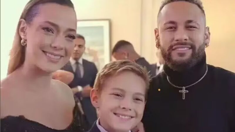 Mãe do primogênito de Neymar rebate críticas por acompanhar o craque na Copa e defende relação familiar