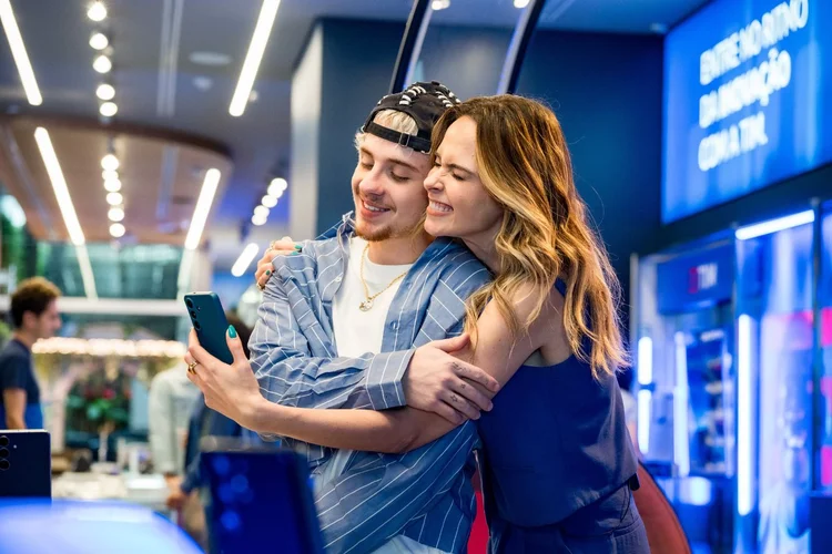 'Mãe e filho': Ana Paula Renault e Juliano Floss estrelam nova campanha da TIM