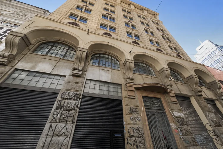 Mais barato que muito 'apê': prédio no Anhangabaú é vendido por R$ 3,5 mi
