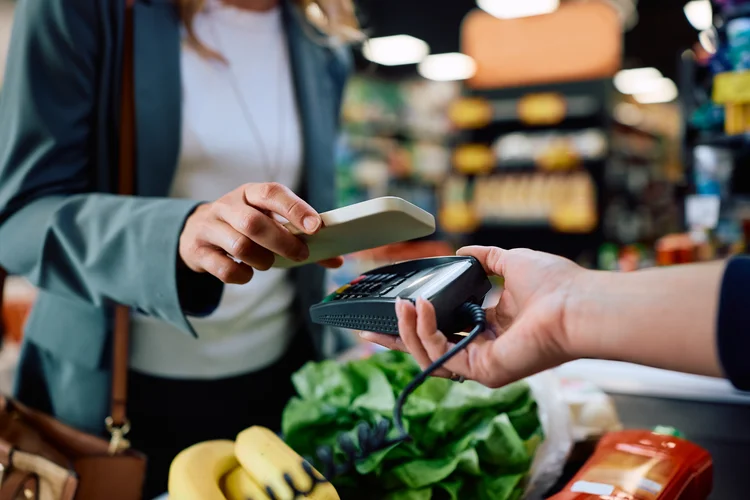 Mais benefícios, menos dinheiro no bolso: 62% usam salário para complementar alimentação